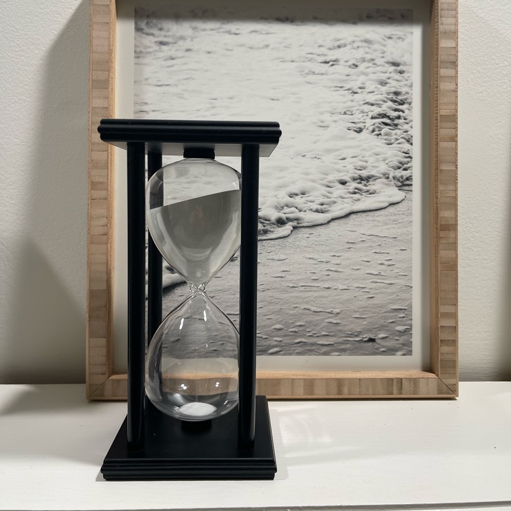 Hourglass sandtimer (60min) in white or blue, price for 2pk, pick your colors.
